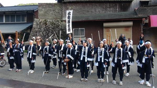 観光客やカメラマンに向けてポーズをとる子ども義士たちの写真